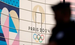 Un policier monte la garde avant le début du match de football entre le Mali et Israël lors des Jeux olympiques de Paris 2024 au Parc des Princes, à Paris, le 24 juillet 2024