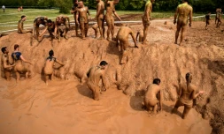 Des participants du "Mud day challenge", lors de la course d'obstacles le 7 mai 2016 à Beynes