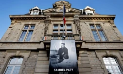 Une photo d'archive prise le 3 novembre 2020 montre une affiche représentant le professeur de français Samuel Paty placée sur la façade de la mairie de Conflans-Sainte-Honorine, à 30km au nord-ouest de Paris