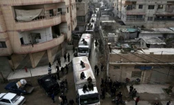 Un convoi d'aide humanitaire à son arrivée le 23 février 2016 à Kafra Batna localité rebelle de la périphérie de Damas assiégée par le régime