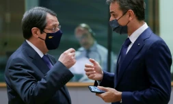 Le président chypriote Nicos Anastasiades (G) et le Premier ministre grec Kyriakos Mitsotakis discutent à leur arrivée à un sommet de l'Union européenne le 01 octobre 2020 à Bruxelles