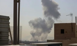 Un panache de fumée s'élève au-dessus d'un secteur de Téhéran alors que les Etats-Unis et Israël ont lancé des frappes sur l'Iran, le 28 février 2026