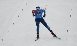 Adrien Backscheider franchit la ligne d'arrivée du relais 4x10 km de ski de fond, à Pyeongchang, le 18 février 2018