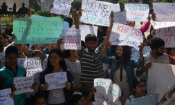 Au Népal, des écoliers et étudiants manifestent pour le climat et contre l'usage des combustibles fossiles, à Katmandou le 8 septembre 2018, dans le cadre de la journée mondiale de manifestations "Rise for Climate" (Debout pour le climat)