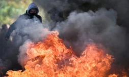 Un manifestant devant une barricade en feu pendant la mobilisation lycéenne devant le lycée Le Corbusier à Aubervilliers, en Seine-Saint-Denis, le 1er octobre 2026