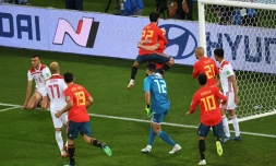 Le milieu espagnol Isco (22) dans les bras de Andres Iniesta après avoir égalkisé face au Maroc à Kaliningrad, le 25 juin 2018