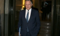 Le prĂ©sident de l'Olympique Lyonnais Jean-Michel Aulas quitte les locaux de la Ligue de football professionnel Ă Paris, oĂč il a Ă©tĂ© entendu par la commission de discipline, le 29 octobre 2015