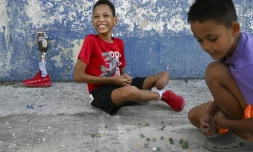 Juan Jose Guilarte, 10 ans, joue aux billes avec un camarade à La Havane, le 25 avril 2026 à Cuba