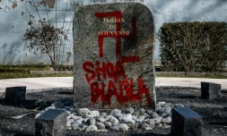 Des tags antisémites et l'inscription "shoa blabla" sur une stèle du jardin du souvenir dans le cimetière de Champagne-au-Mont-d'Or, près de Lyon, le 20 février 2019