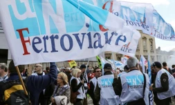Des cheminots adhérents de l'Unsa lors d'une manifestation contre la réforme ferroviaire à Paris le 3 mai 2018