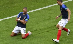 Kylian Mbappé (g) vient de marquer le 3e but de la France contre l'Argentine en 8es de finale de la Coupe du monde, le 30 juin 2018 à Kazan 