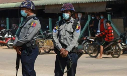 Photo des Free Burma Rangers prise entre le 5 et le 6 avril 2021 montrant des policiers surveillant un village dans le district de Dooplaya, Etat Karen (sud-est)
