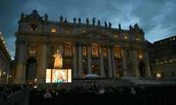 Des fidèles se rassemblent font la prière du rosaire pour le pape François hospitalisé, sur la place Saint-Pierre au Vatican, le 10 mars 2025