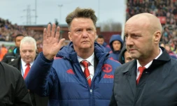 L'entraîneur de Manchester United Louis van Gaal (c) quitte le stade de Stoke City après la défaite de son équipe, le 26 décembre 2015 à Stoke-on-Trent