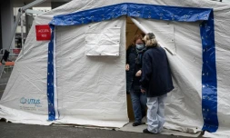 L'hôpital Henri Mondor à Créteil accueille les personnes présentant des symptomes du coronavirus dans une tente installée dans la cour, le 6 mars 2020