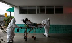 Un patient arrive à l'hÎpital Agosto à Manaus dans l'Amazonie brésilienne, le 14 janvier 2021