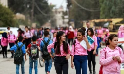 Des élÚves syriens se rendent dans leur école gouvernementale, dans la ville de Qamichli dans le nord-est de la Syrie, dominé par les Kurdes, le 1er octobre 2018