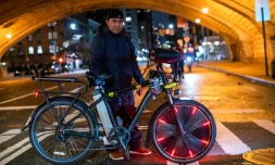 Un livreur mexicain, Vicente Carrasco, membre du groupe "Delivery Boys United", pose, le 27 octobre 2021, alors qu'il monte la garde avec certains de ses collègues à Manhattan, à New York, contre les vols de vélos