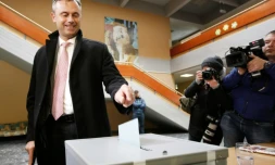 Le candidat du parti d'extrême-droite (FPOe) Norbert Hofer dépose son bulletin dans l'urne le 24 avril 2016 à Pinkafeld