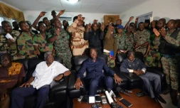 Une délégation de soldats rebelles se tiennent derrière le ministre ivoirien de la Défense Alain Richard Donwahi (C) après des négociations, le 7 janvier 2017 à Bouaké  