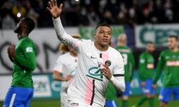 L'attaquant du Paris Saint-Germain Kylian Mbappé célèbre un but contre les amateurs de Feignies-Aulnoye en 16e de finale de la Coupe de France le 19 décembre 2021 à Valenciennes