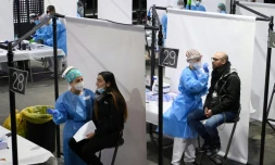 Des personnes se font testĂ©s avant d'assister Ă un concert oĂč seront prĂ©sents 5.000 spectateurs, le 27 mars 2021 Ă Barcelone