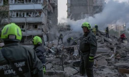 Les secouristes dans les ruines d'un immeuble détruit par une frappe russe à Kiev, le 14 mai 2026