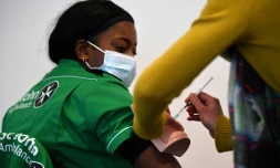 Des bénévoles apprennent à vacciner, lors d'une journée de formation, à Londres le 30 janvier 2021