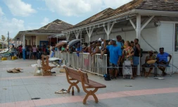 Des gens font la queue pour une distribution d'eau à Marigot sur la partie française de Saint-Martin, le 15 septembre 2017