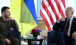 Le président américain Joe Biden et son homologue ukrainien Volodymyr Zelensky (g) lors d'une rencontre au sommet du G7, le 21 mai 2023 à Hiroshima, au Japon