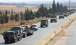 Un convpoi de forces turques sur une autoroute près de Saraqeb dans la province syrienne d'Idleb (nord-ouest), menacée d'une offensive du régime, le 29 août 2018