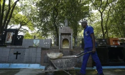 Le fossoyeur-philosophe Osmair Cândido  dans le cimetière de Penha, le 28 septembre 2021 à Sao Paulo, au Brésil