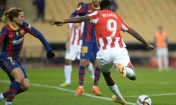 L'attaquant de l'Athletic Bilbao, Iñaki Williams (d), tire et marque lors de la finale de la Supercoupe d'Espagne face au FC Barcelone, à Séville, le 17 janvier 2021