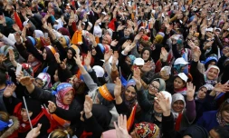 Les militants du parti au pouvoir AKP attendent l'arrivée du Premier ministre turc à Ankara le 31 octobre 2015