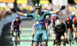 L'Italien Jonathan Milan s'impose au sprint devant le Belge Wout Van Aert, à l'arrivée de la 8e étape à Laval, le 12 juillet 2025