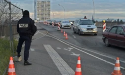 Un policier à la frontière entre la France et l'Allemagne le 29 décembre 2015
