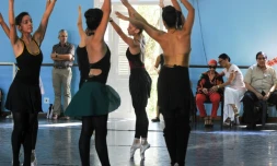 Alicia Alonso (3e d), "prima ballerina assoluta" cubaine au ballet national de Cuba à La Havane, le 20 décembre 2016