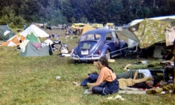 Des festivaliers sur un terrain de camping lors du mythique festival de Woodstock, qui fĂȘte cette annĂ©e ses 50 ans