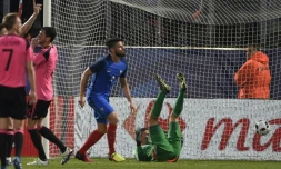 Olivier Giroud, auteur d'un doublé pour les Bleus, dont une "Madjer" ici contre l'Ecosse, le 4 juin 2016 à Saint-Symphorien