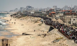A Gaza, des milliers de déplacés longent la mer en espérant rentrer chez eux