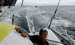 le skipper français Charlie Dalin, Ă bord de son monocoque "Apivia", le 19 juin 2020 au large de Port-la-ForĂȘt