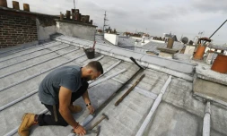 Un couvreur sur un toit de Paris le 24 août 2017 