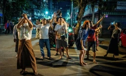 Des personnes s'expriment et manifestent en faisant du bruit pour dénoncer le coup d'Etat, dans les rues de Rangoun, le 3 février 2021