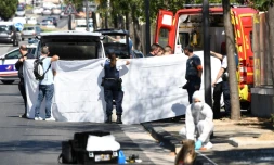 Le corps d'une victime renversée par un homme à Marseille évacué par ambulance le 21 août 2017