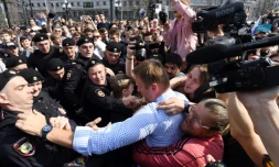 La police arrĂȘte le principal opposant russe AlexeĂŻ Navalny, lors d'une manifestation anti-Poutine interdite, le 5 mai 2018 Ă Moscou