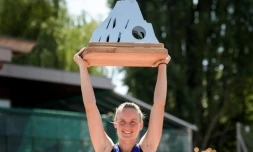 La Française Fiona Ferro soulÚve le trophée aprÚs avoir remporté le tournoi WTA de Lausanne aprÚs avoir battu sa compatriote Alizé Cornet, le 21 juillet 2019