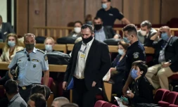 Yiannis Lagos (C), eurodéputé, qui a quitté le parti néonazi Aube dorée en 2019, le 12 ocotbre 2020 à Athènes