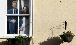 Photo en carton du couple princier Harry et Meghan affichée derrière la fenêtre d'un pub à Windsor, le 9 janvier 2020