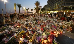 Des fleurs et des bougies avaient été déposées en hommage aux victimes, le 18 juillet 2016