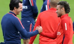 L'attaquant du PSG Neymar (droite) serre la main à l'entraîneur du club Unai Emery (gauche) durant un entraînement  au Camp des Loges, le 11 août 2017.
